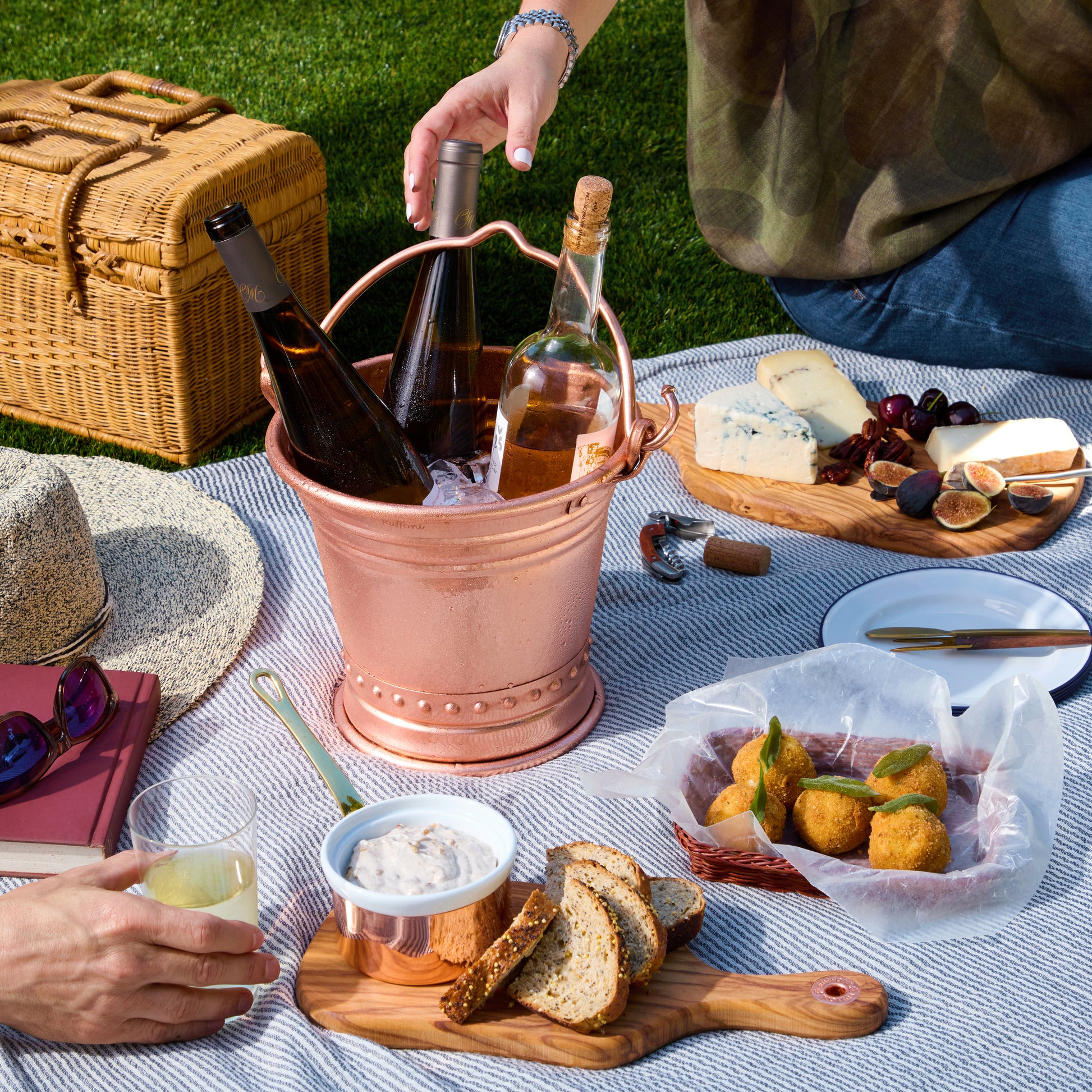 Hammered copper  Medium Wine Bucket   and copper handles, from Ruffoni Historia collection