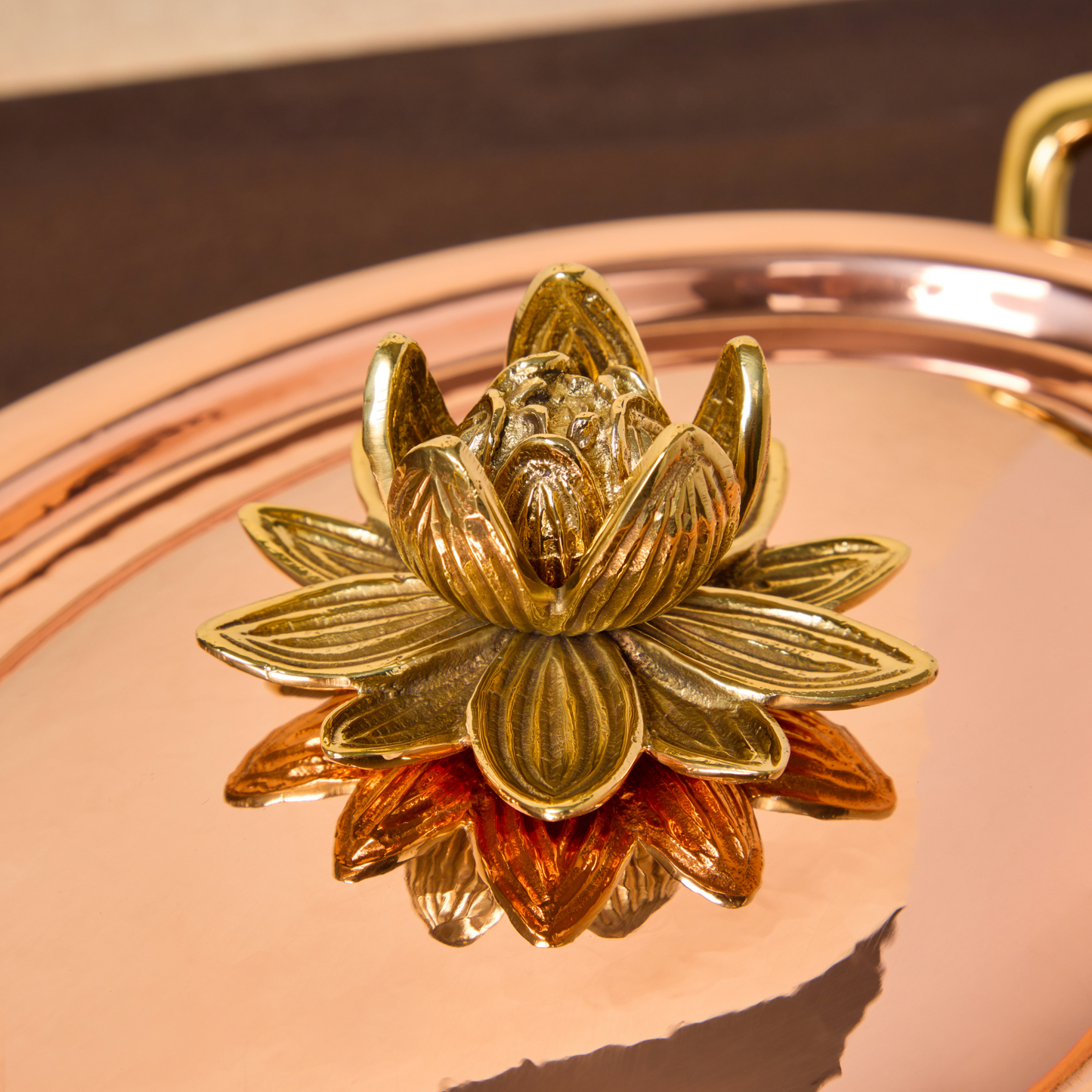 Decorated hand-cast lotus-shaped bronze knob on hammered copper cookware lid by Ruffoni Historia collection