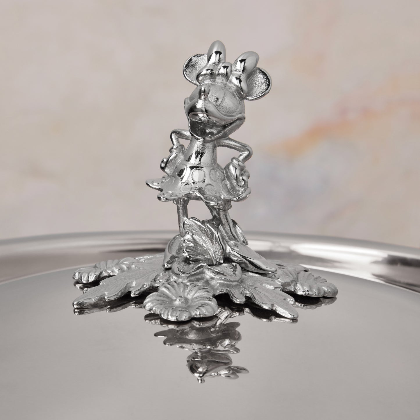 Disney by Ruffoni Opus Prima Decorated knob representing Minnie Mouse on a stainless steel lid by Ruffoni