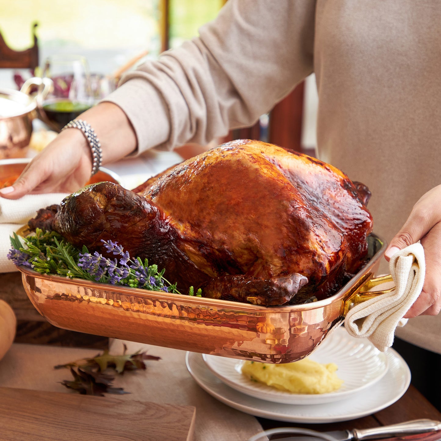 Hammered copper 5.5 Rectangular Roaster lined with high purity tin applied by hand over fire and bronze handles, from Ruffoni Historia collection