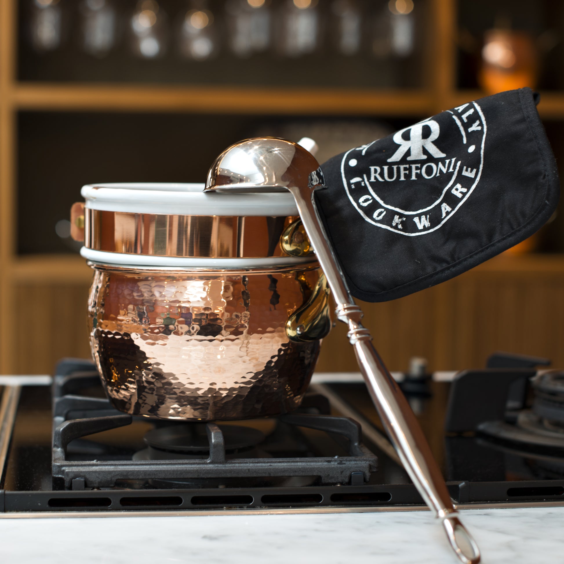 Hammered copper Bain-Marie lined with high purity tin applied by hand over fire and bronze handles, from Ruffoni Historia collection