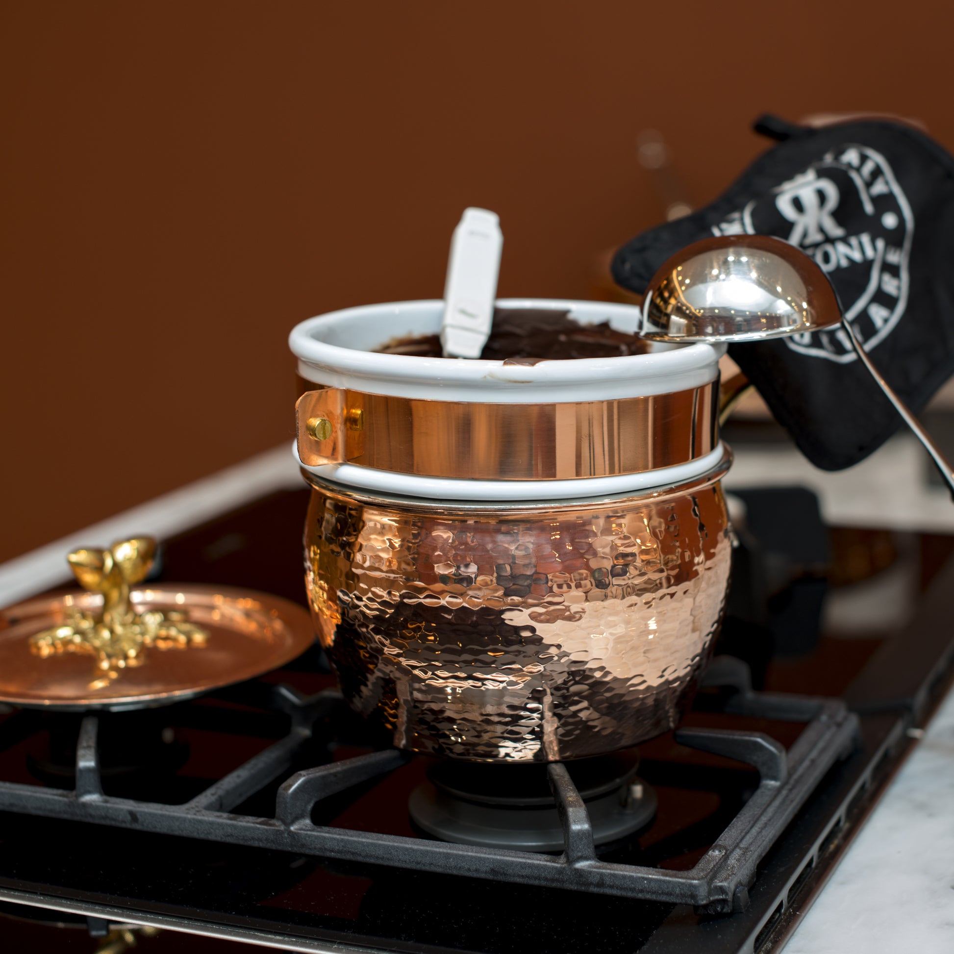 Hammered copper Bain-Marie lined with high purity tin applied by hand over fire and bronze handles, from Ruffoni Historia collection