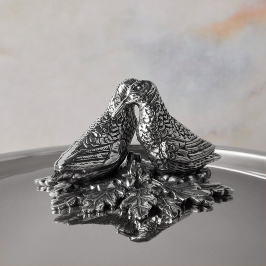 Decorated knob finial representing lovebirds cast in solid bronze and silver plated, on Opus Prima stainless steel lid by Ruffoni