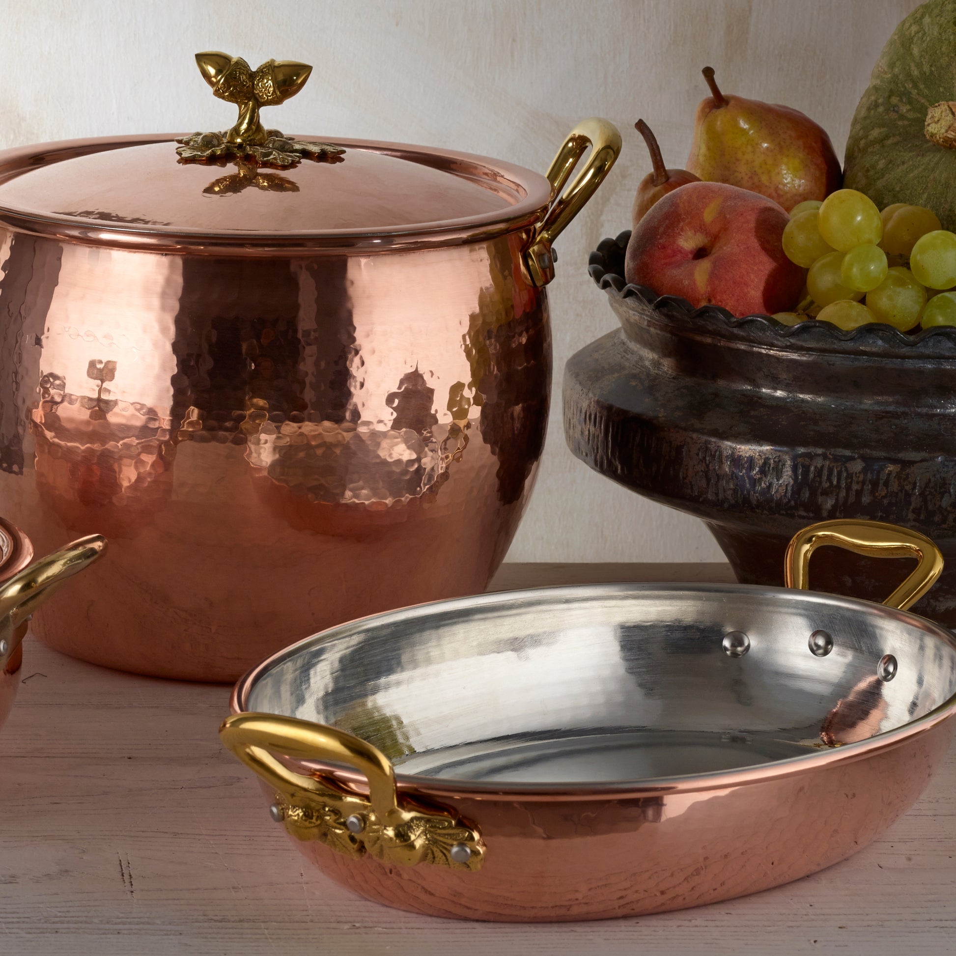 Hammered copper 14" Oval Gratin lined with high purity tin applied by hand over fire and bronze handles, from Ruffoni Historia collection